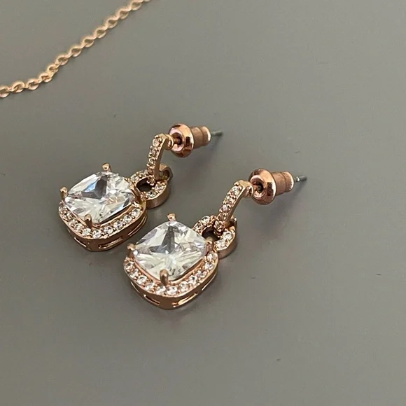 Elegant Rose Gold Jewelry Set with Crystals - Picture 2 of 3